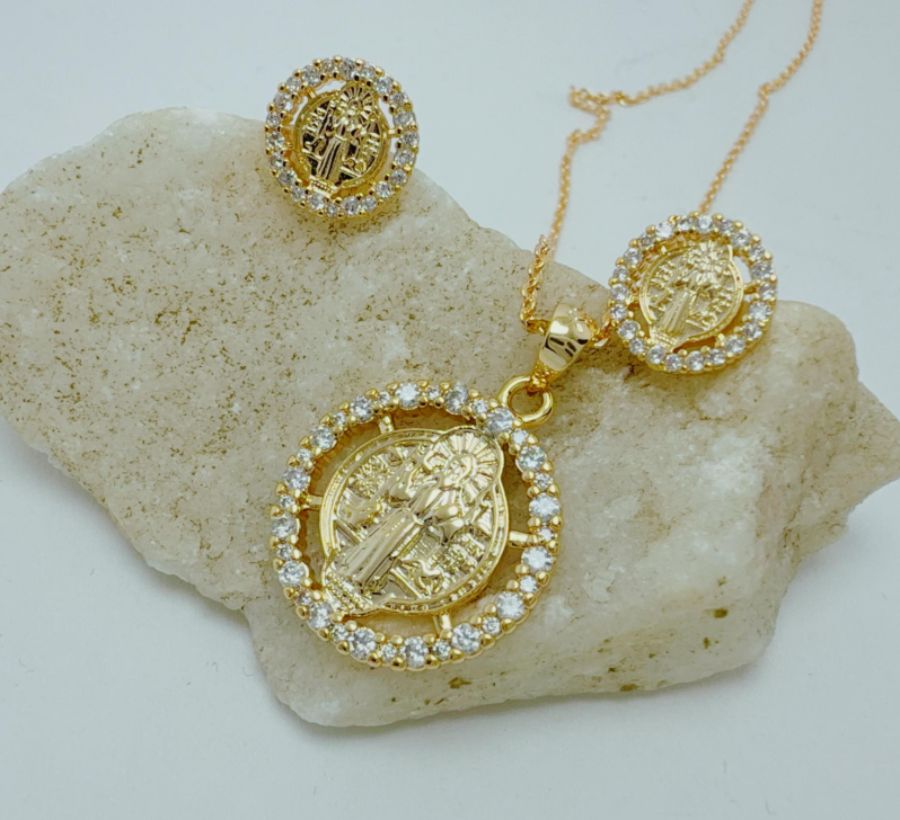 Collar y aretes en rodio religioso